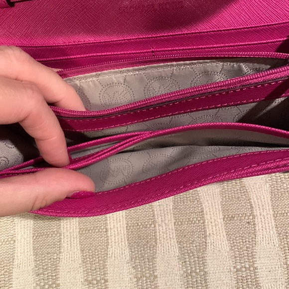 🥳 HP! 💞 MICHAEL KORS CHAIN WRISTLET PURSE - Picture 8 of 15